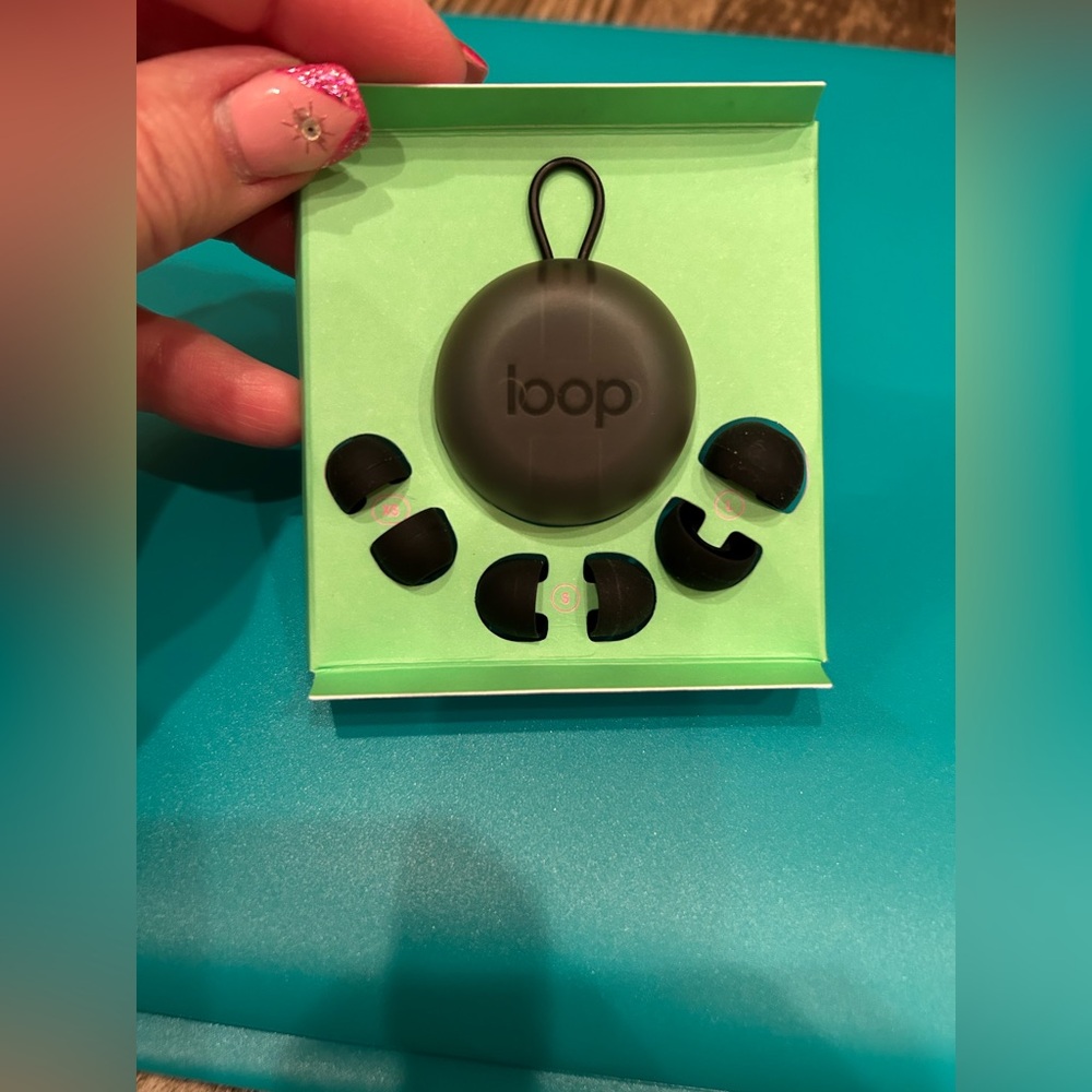 Black & White Loop Earplugs’ Cases with Extra Earpieces — NEW - Picture 4 of 4